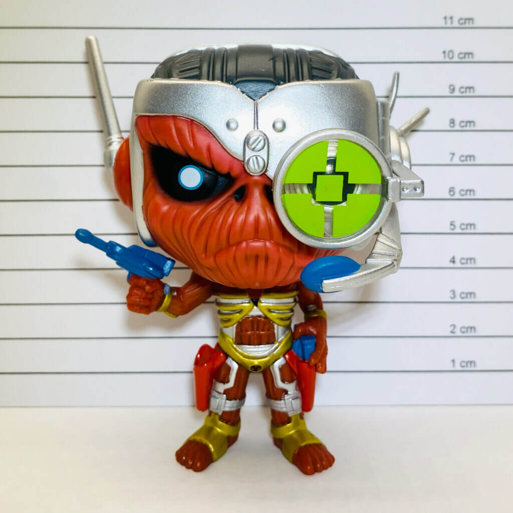 Funko POP! Somewhere In Time Eddie contre une toise