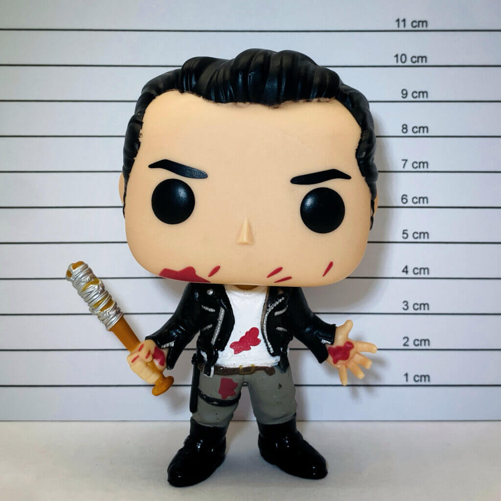 Funko POP! Negan de face contre une toise