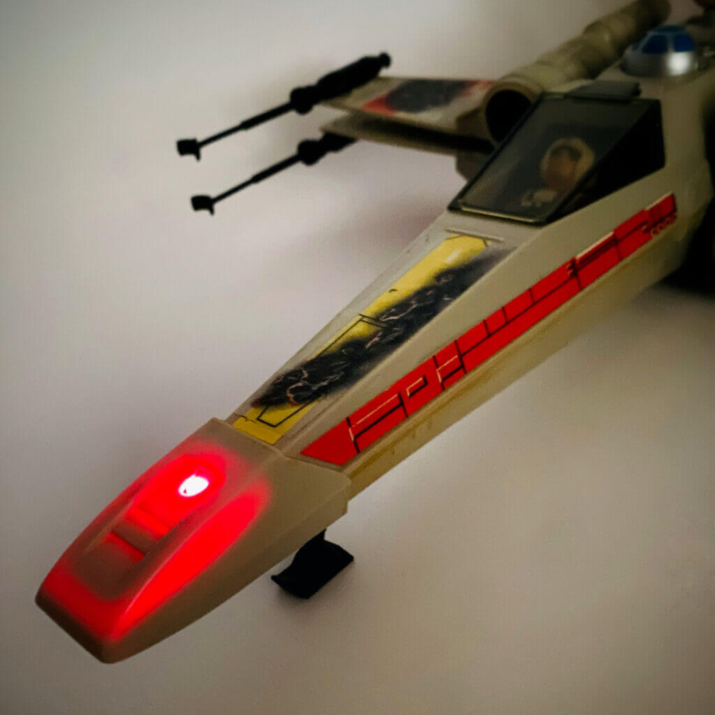 X-Wing Kenner 1978, zoom sur le laser allumé