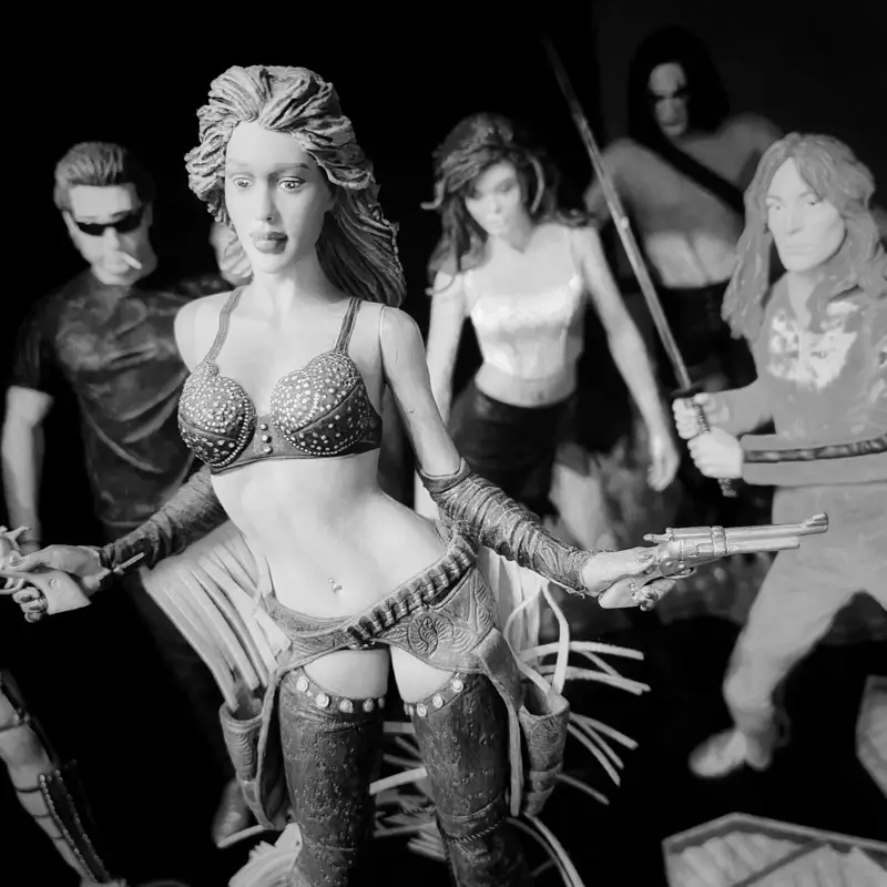 Figurines modernes Neca et Mc Farlane, noir et blanc
