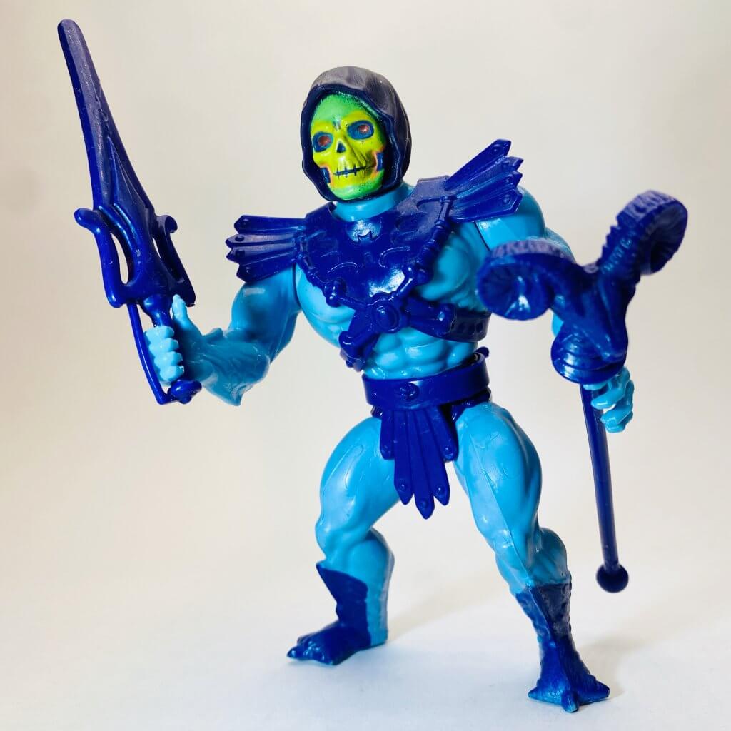 MOTU, Les Maîtres de l'Univers, Skeletor. Vue de face, en pieds, avec son sceptre et son glaive.
