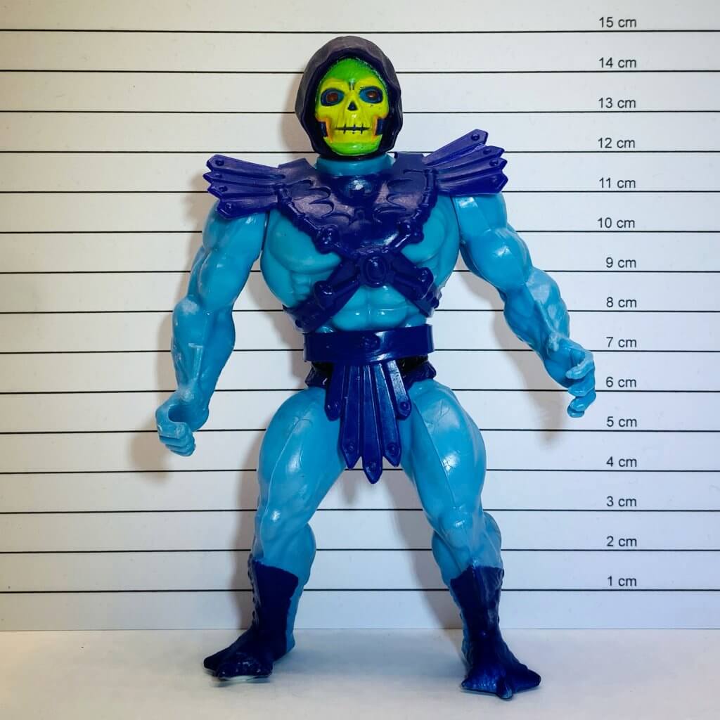 MOTU, Les Maîtres de l'Univers, Skeletor. Vue de face, en pieds devant une toise.
