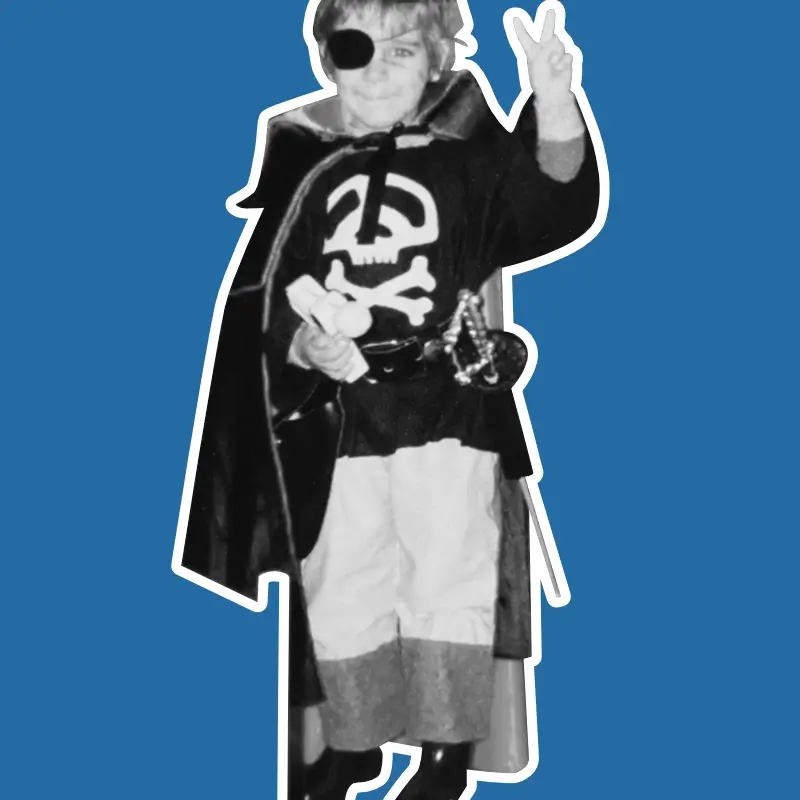 Papa enfant dans sa panoplie d'Albator, noir et blanc sur fond bleu